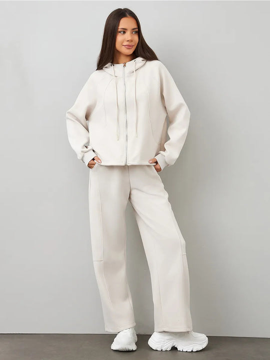 Damen Oversize-Zip-Hoodie mit Kängurutasche und hochgeschnittener Sweathose mit weiter Beinführung Set Eichborn Berlin