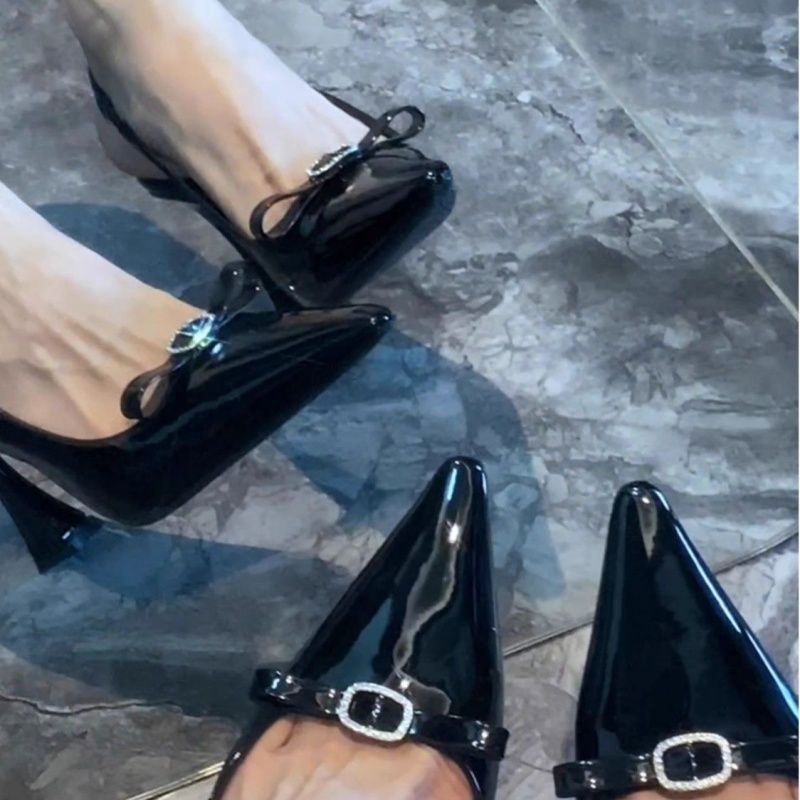 Damen elegante Slingback-Pumps mit glanzvoller Lackoberfläche und funkelndem Schmuckdetail EB