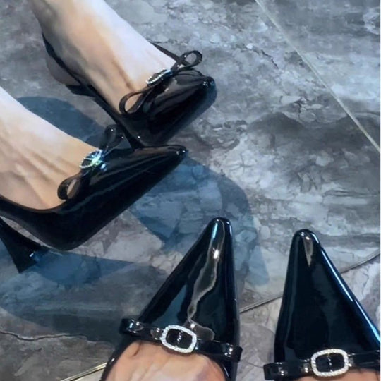 Damen elegante Slingback-Pumps mit glanzvoller Lackoberfläche und funkelndem Schmuckdetail EB