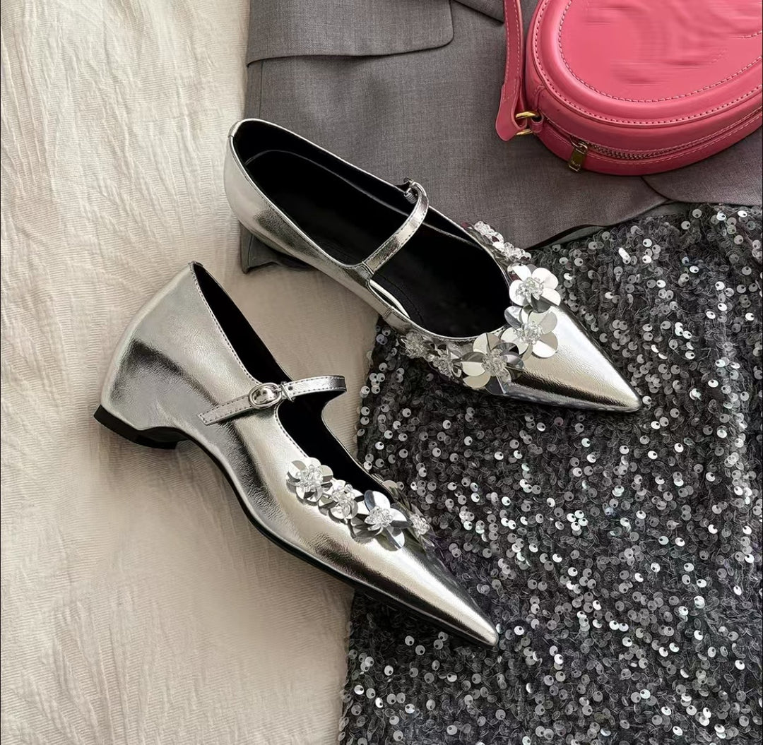 Damen Ballerina-Schuhe mit floralen Applikationen und elegantem Riemen EB