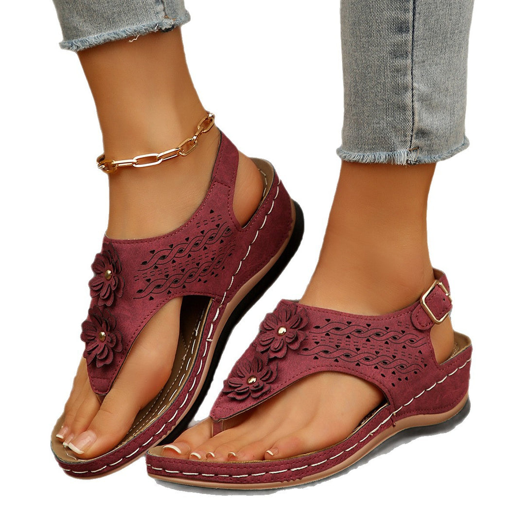 Damen Zehenstegsandalen mit floralen Lochdesign und komfortabler Fußbettgestaltung EB