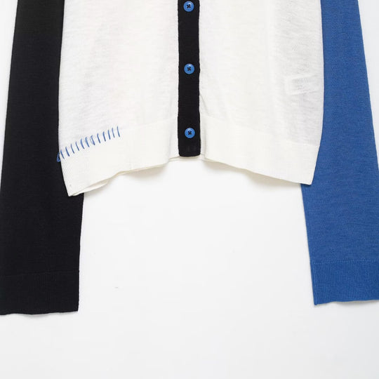 Damen modische Strickjacke mit farblich abgesetzten Ärmeln und Knopfverschluss EB
