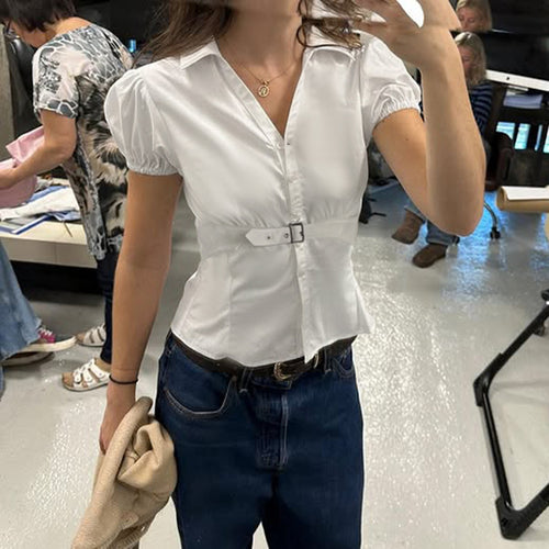 Damenbluse mit tailliertem Schnitt und eleganter Gürtelakzent EB