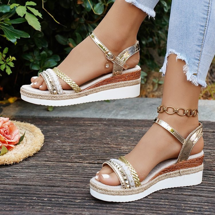 Damen Wedge-Sandaletten mit geflochtenem Riemendesign und modischem Metallakzent EB