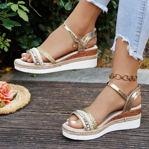 Damen Wedge-Sandaletten mit geflochtenem Riemendesign und modischem Metallakzent EB