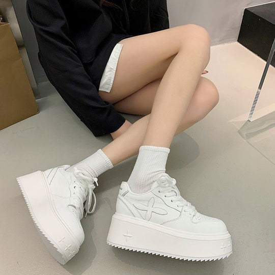 Damen Plateau-Sneaker mit rutschfester Sohle und gepolstertem Kragen EB