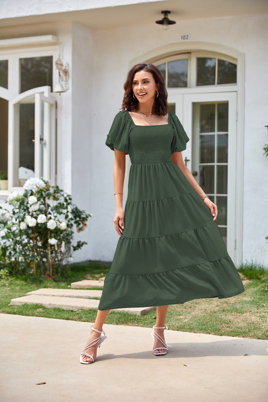 EB | Plissee-Kleid mit quadratischem Ausschnitt und Neckholder-Blasenärmeln