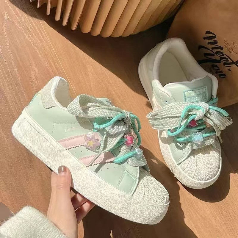 Damen Sneakers mit floralen Schnürsenkeln und weichem Innenfutter EB