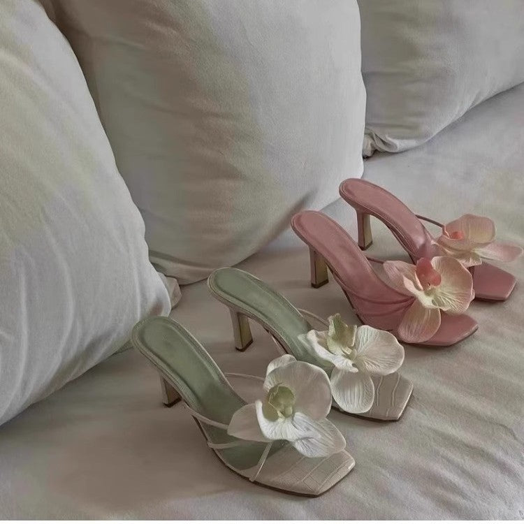 Damen Sandalen mit floralen Akzenten und elegantem Design EB