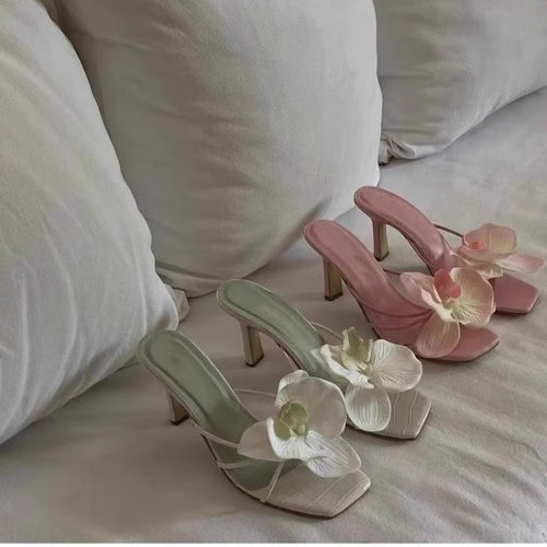 Damen Sandalen mit floralen Akzenten und elegantem Design EB