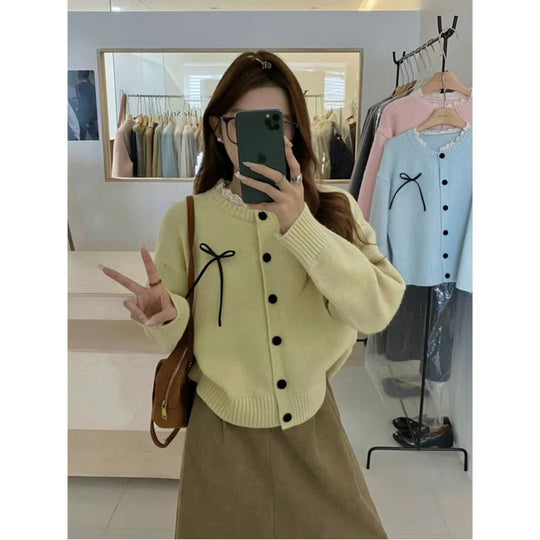 Damen Strickcardigan mit dekorativen Knöpfen und Schleifenakzent EB