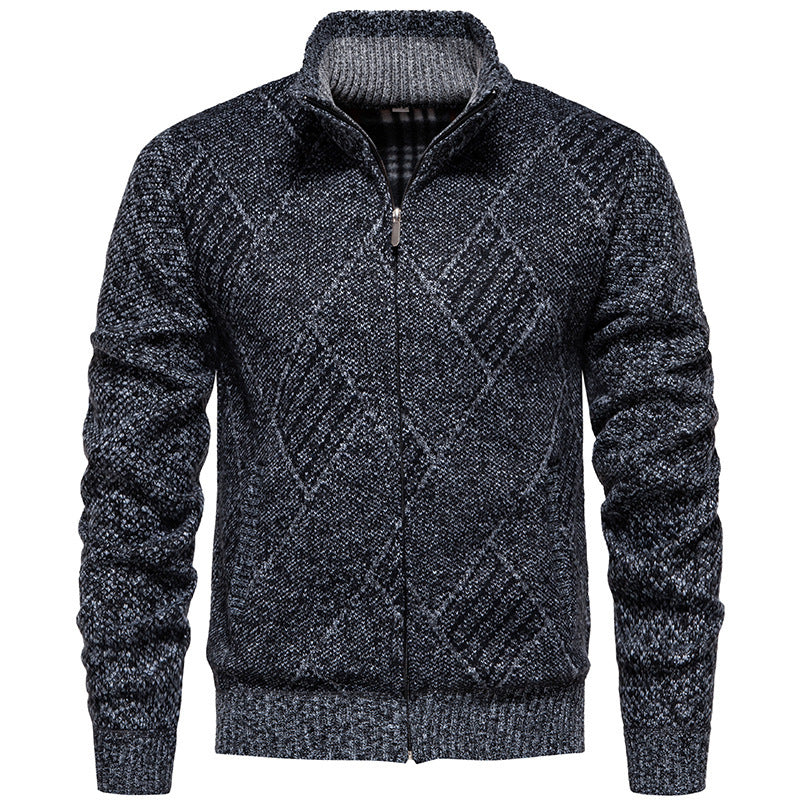 Herren Strickjacke mit modernem Zopfmuster und hohem Kragen EB
