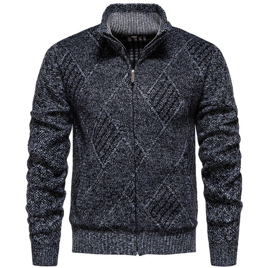 Herren Strickjacke mit modernem Zopfmuster und hohem Kragen EB