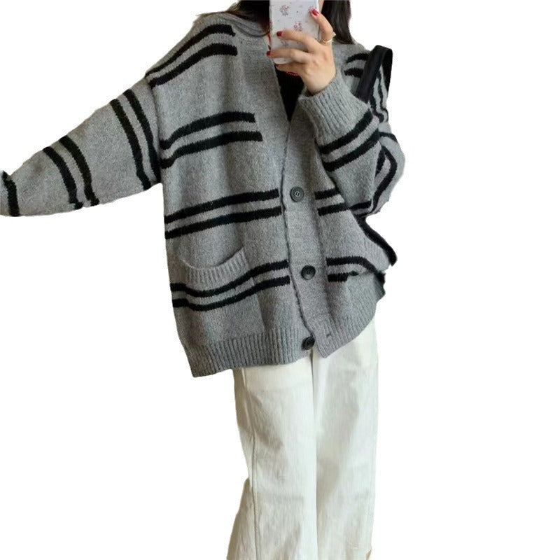 Damen Grobstrick Cardigan mit breitem Aufschlag und dekorativen Knopfdetails EB