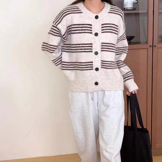 Damen modische Strickjacke mit feiner Streifenstruktur und dekorativen Knöpfen EB