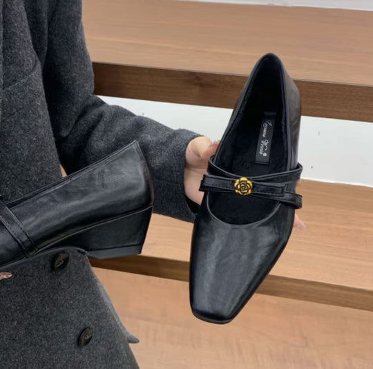 Damen elegante Ballerina-Pumps mit modischem Riemchen und stabiler Sohle EB