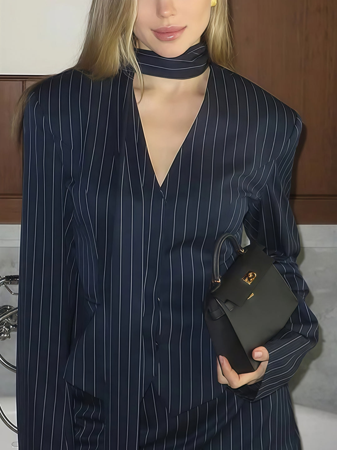 Damen Elegante gestreifte Bluse mit schmeichelndem V-Ausschnitt und schmalem Gürtel EB