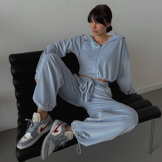 Damen Zweiteiliges Samt-Loungewear-Set mit Cropped-Zipjacke und weiter High-Waist-Sweathose EB