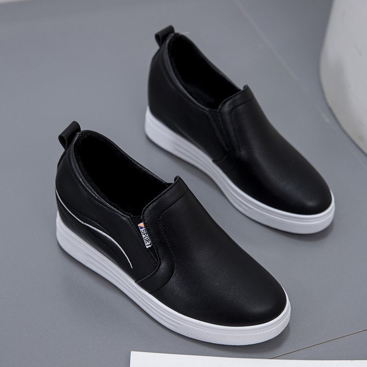 Damen Slip-On Keilsneaker mit verdecktem Keil, Lederimitat und dekorativer Stickerei EB