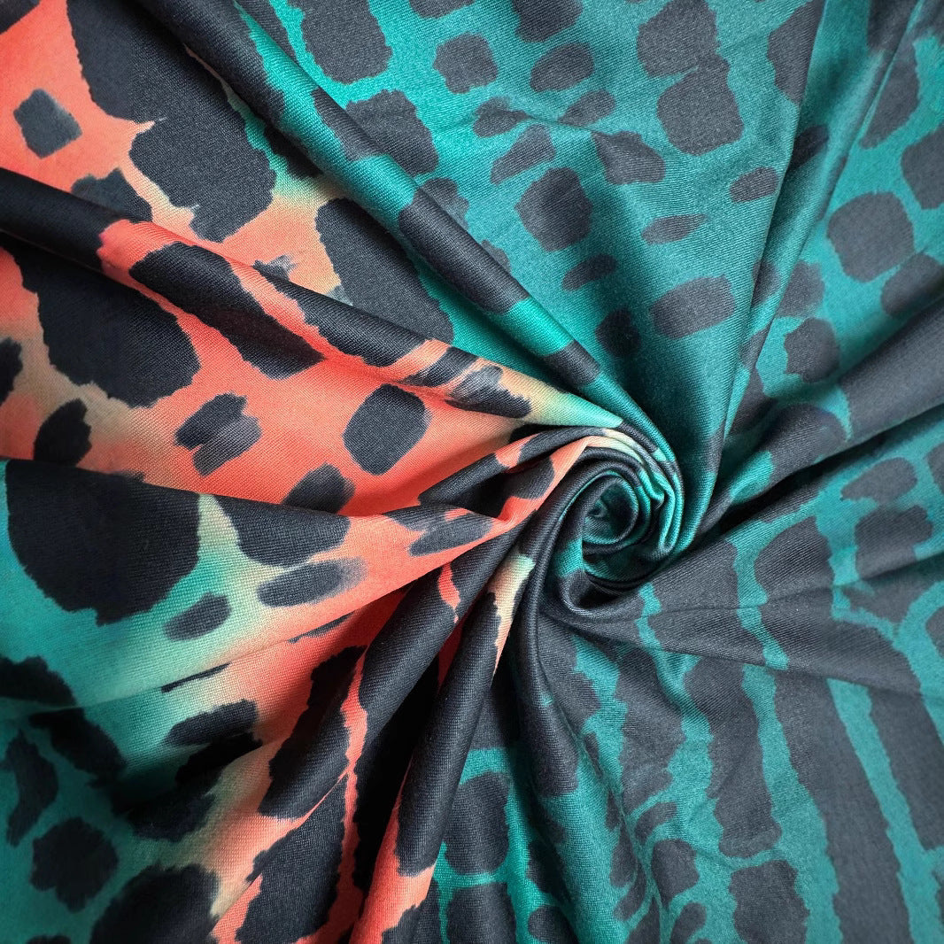 Damen Maxikleid im modernen Batikdesign mit tiefem V-Ausschnitt und Seitenschlitzen EB