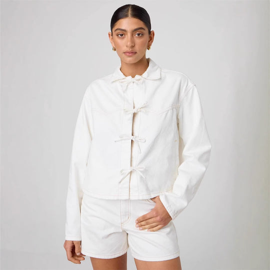 Damen nan kurze Denimjacke mit dekorativen Knotenverschlüssen, kastiger Silhouette und Hemdkragen EB