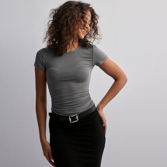 Damen Slim Fit T-Shirt aus hochwertigem Baumwollmix mit elastischem Stretch EB