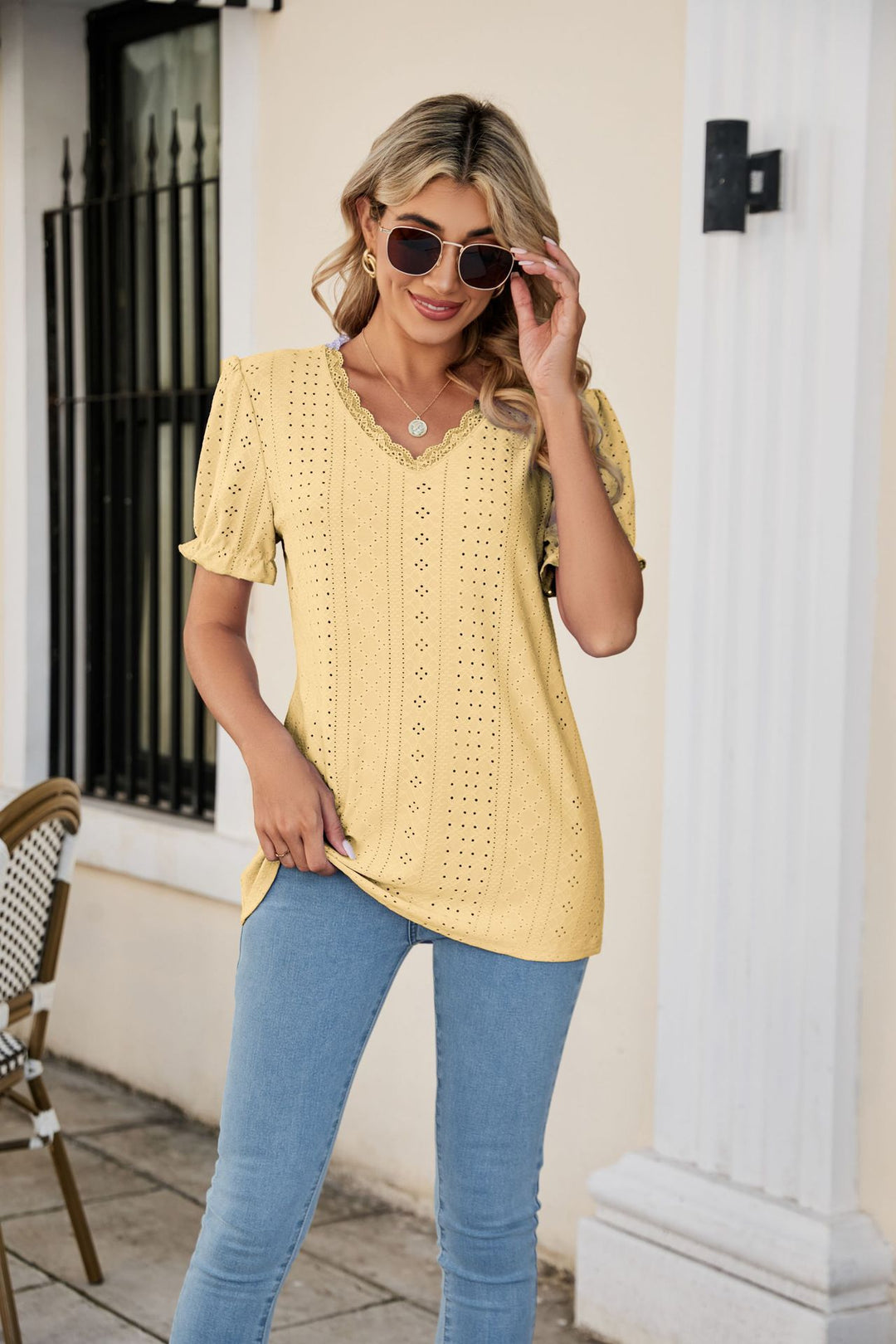 Damen Bluse mit luftigen Rüschen und durchbrochenem Design EB