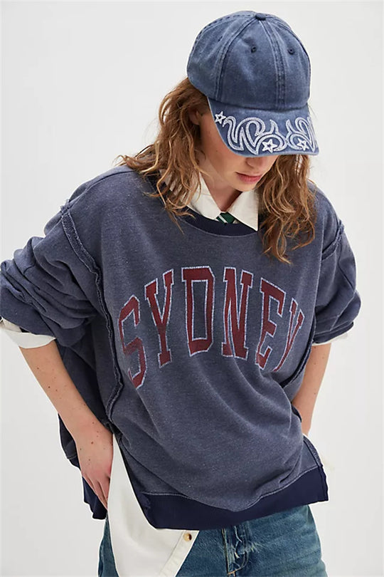 Damen oversized Sweatshirt mit Rüben-Print, ausgefransten Nahtakzenten und Daumenlochärmeln Eichborn Berlin