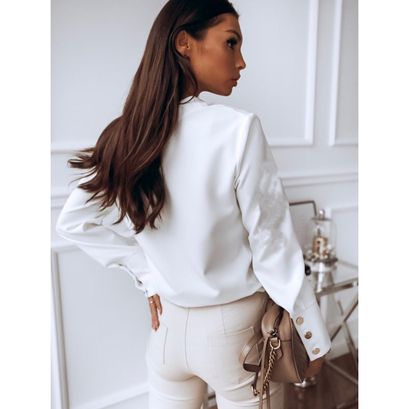 Damen Bluse mit modernem Kragen und dekorativen Knöpfen EB