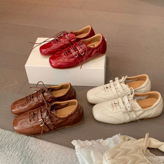 Damen Sneaker mit Schnallenakzenten und weicher Oberflächenstruktur EB