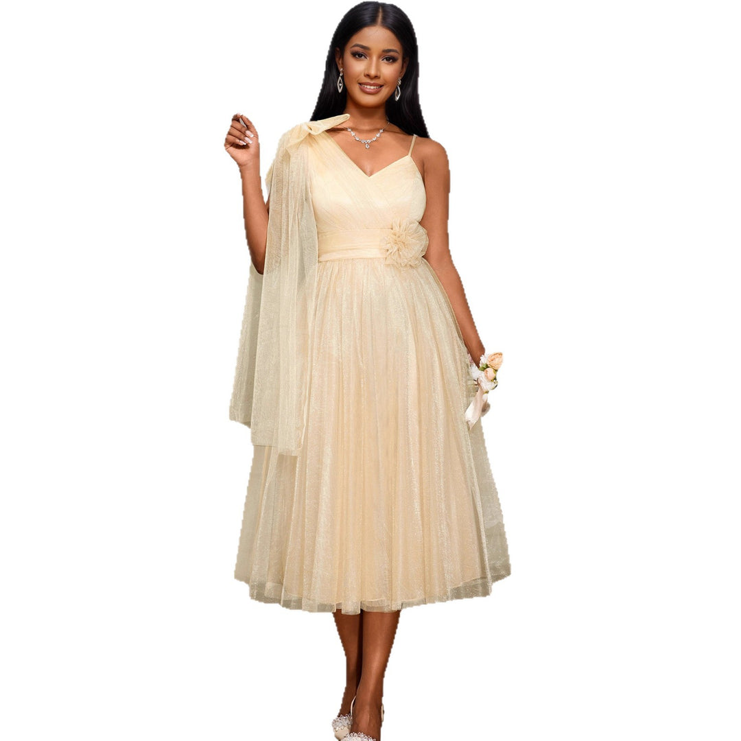 Damen glamouröses Cocktailkleid mit voluminösem Überwurf und floralen Akzenten EB