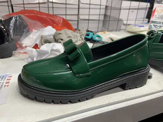 Damen Mokassins mit glänzender Lackoberfläche und modischer Schleifenapplikation EB