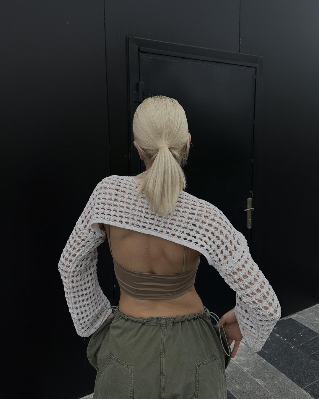 Damen gehäkeltes Crop-Top mit elegantem offenen Design und langen Ärmeln EB