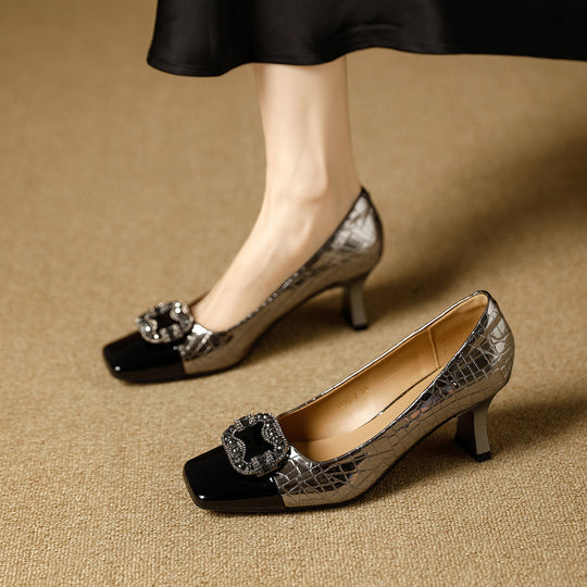 Damen elegante Pumps mit quadratischer Zehenpartie und glanzvollem Schmuckelement EB