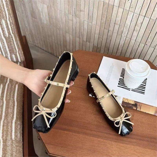 Damen Ballerina mit quadratischer Zehenbox, Nietenbesetztem Rand und verstellbarem Mary‑Jane Riemchen EB
