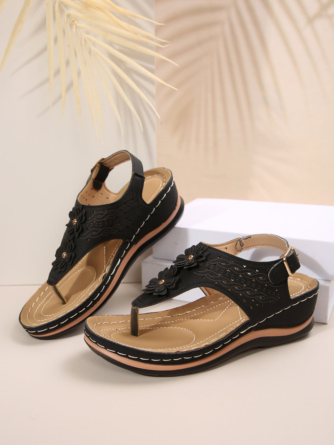 Damen Zehenstegsandalen mit floralen Lochdesign und komfortabler Fußbettgestaltung EB