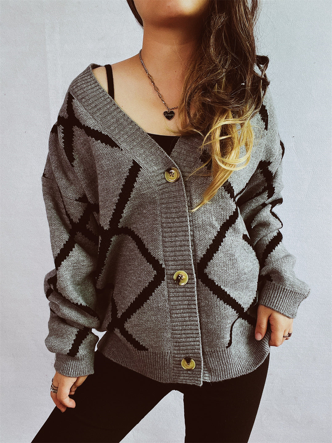 Damen Strickjacke mit modernem geometrischem Muster und hochwertigen Knopfdetails EB