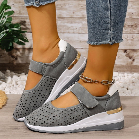 Damen  sportlich-elegante Mary-Jane Keilslipper mit Klettverschluss und perforiertem Obermaterial EB