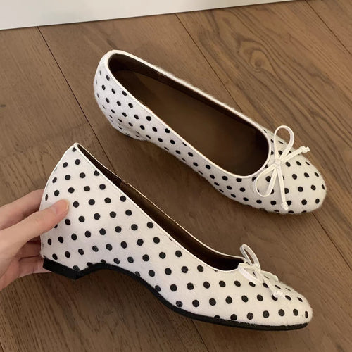 Damen Ballerinas mit klassischem Punktedesign und individuell anpassbarem Riemen EB