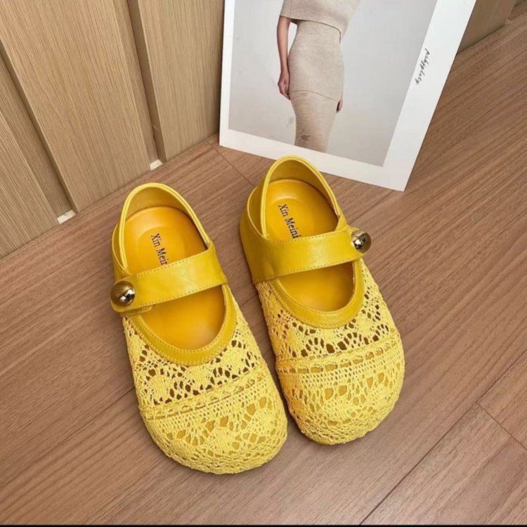 Damen komfortable Clogs mit verstellbarem Riemen und dekorativen Details EB