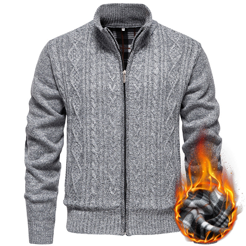 Herren nan grobgestrickter Cardigan mit Zopfmuster, Stehkragen und kariertem Innenfutter EB