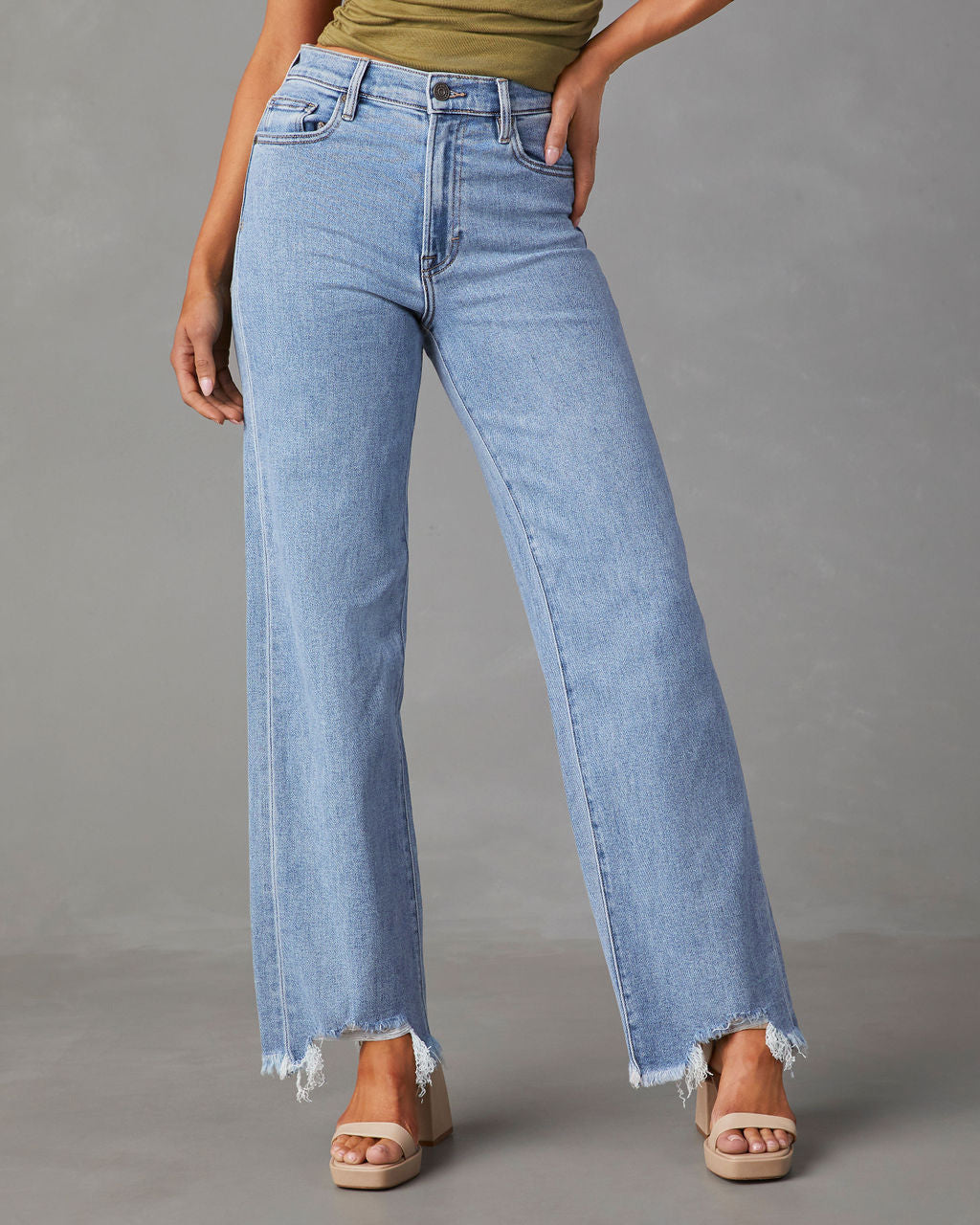Damen Weit geschnittene Jeans mit fransigem Saum EB