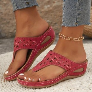 Damen Komfortable Zehentrenner-Sandalen mit floralem Schnitt EB