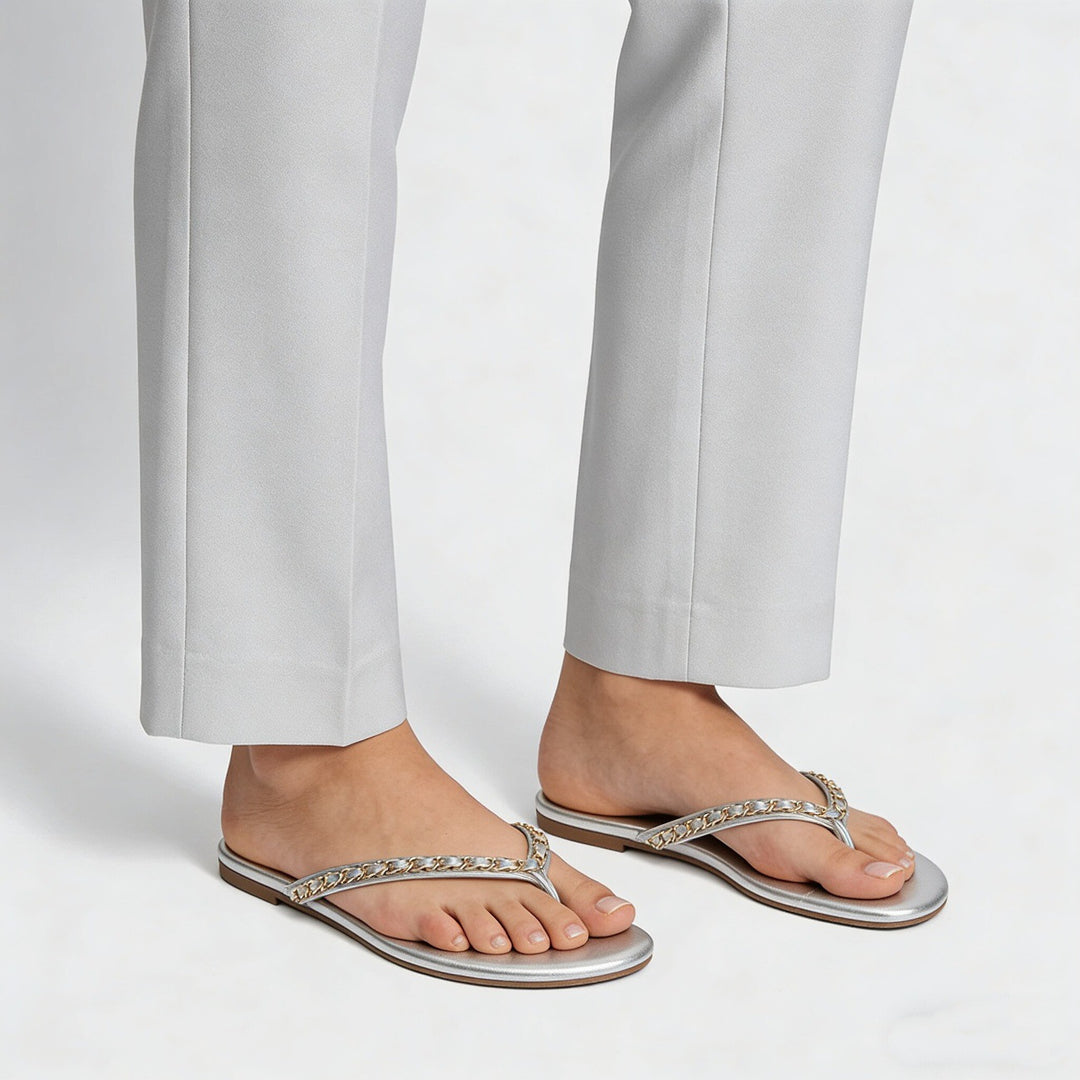 Damen Zehentrenner-Sandalen mit luxuriösem Kettenakzent und komfortablem Fußbett EB