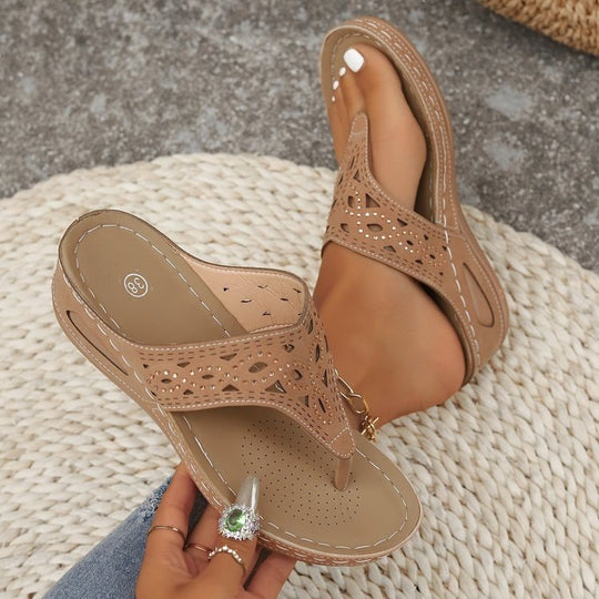 Damen Komfortable Zehentrenner-Sandalen mit floralem Schnitt EB