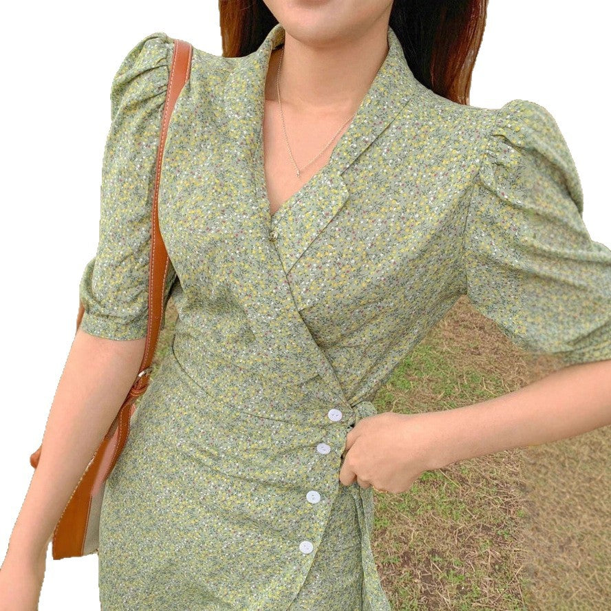 Damen Wickelkleid mit charmanten Puffärmeln und eleganten Knopfdetails EB