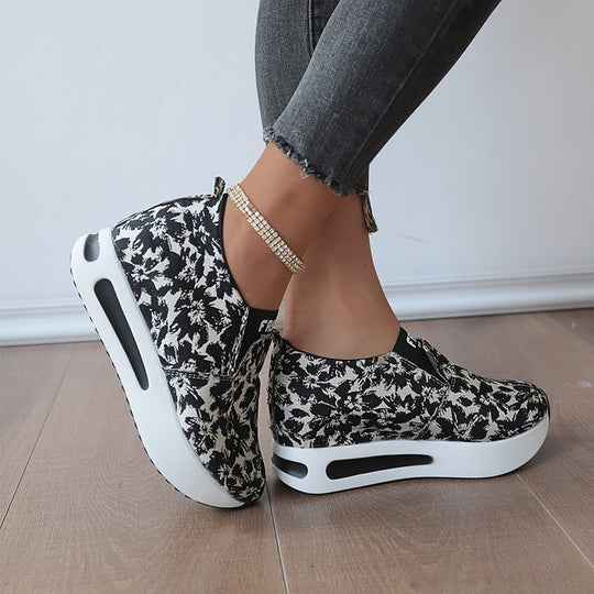 Damen Sportliche Slip-On Sneakers mit floralem Muster und rutschfester Sohle EB