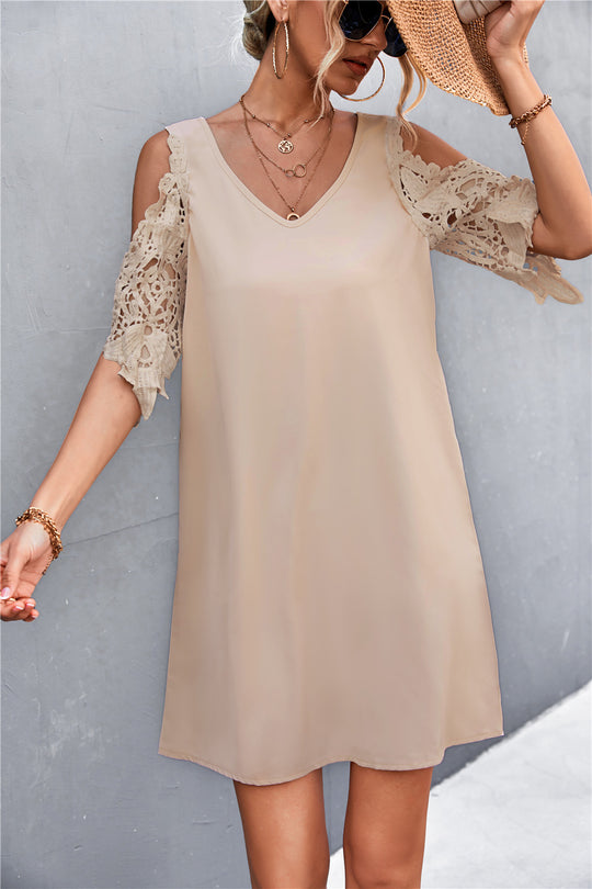 Damen luftiges Minikleid mit Spitzeneinsatz und elegantem V-Ausschnitt EB