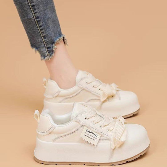 Damen Sportliche Sneaker mit atmungsaktiver Mesh-Oberfläche und innovativen Schnürdetails EB