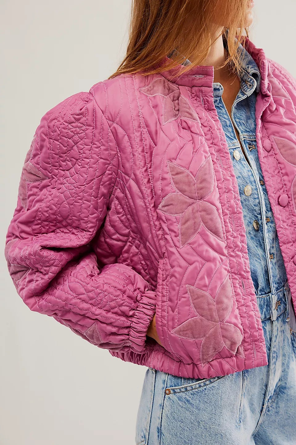 Damen gesteppte Bomberjacke mit floralem Design und elastischen Bündchen EB